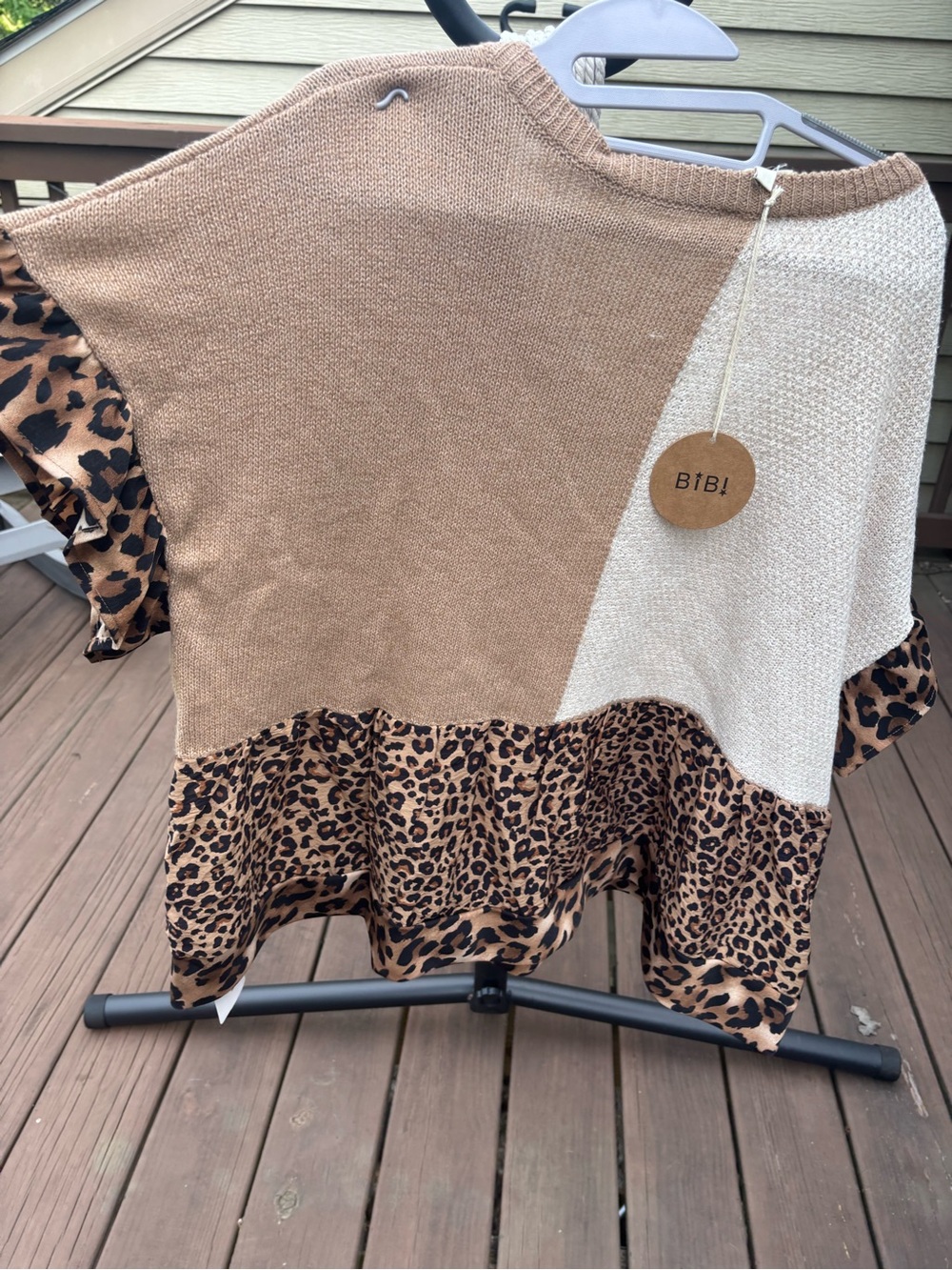 BiBi Colorblock V-Neck Knit Top with Leopard Hem in Beige and Tan - Picture 3 of 3